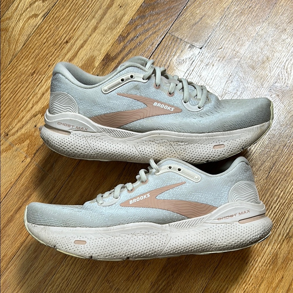 Brooks Ghost Max Women's Size 9M Crystal Grey/White/Tuscany